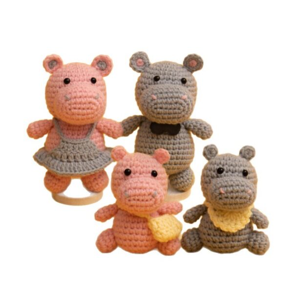 主图-11 A family of hippos' handmade DIY crochet project using knitting materials.